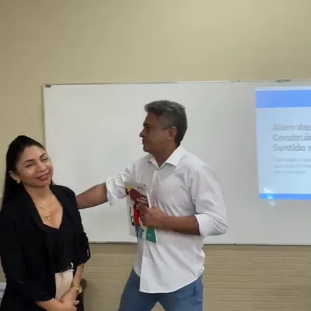Formador apresentando no encontro de Barra do Corda (MA)
