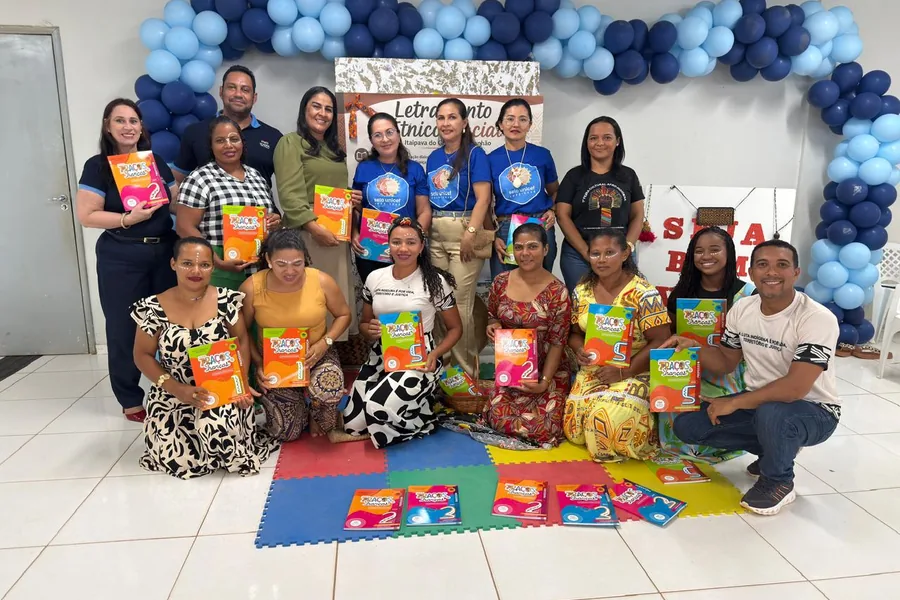 Professoras de Itaipava do Grajaú (MA) com os livros da Scarpa Editora em encontro de formação