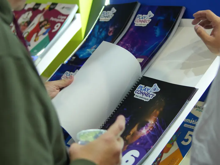 Visitante lendo um livro da Coleção Play Connect
