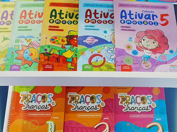 Livros das coleções Ativar Emoções e Traços e Tranças na prateleira do estande