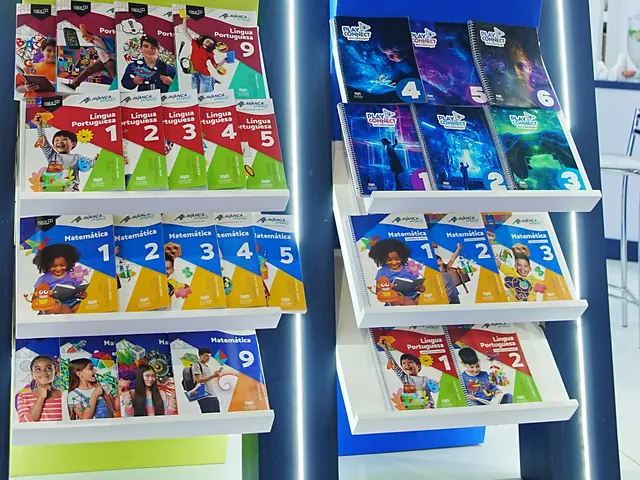 Prateleiras com os livros das coleções Avança Mais e Play Connect