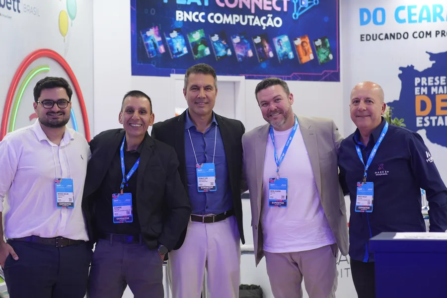 Grupo no estande da Scarpa Editora na Bett Brasil 2026