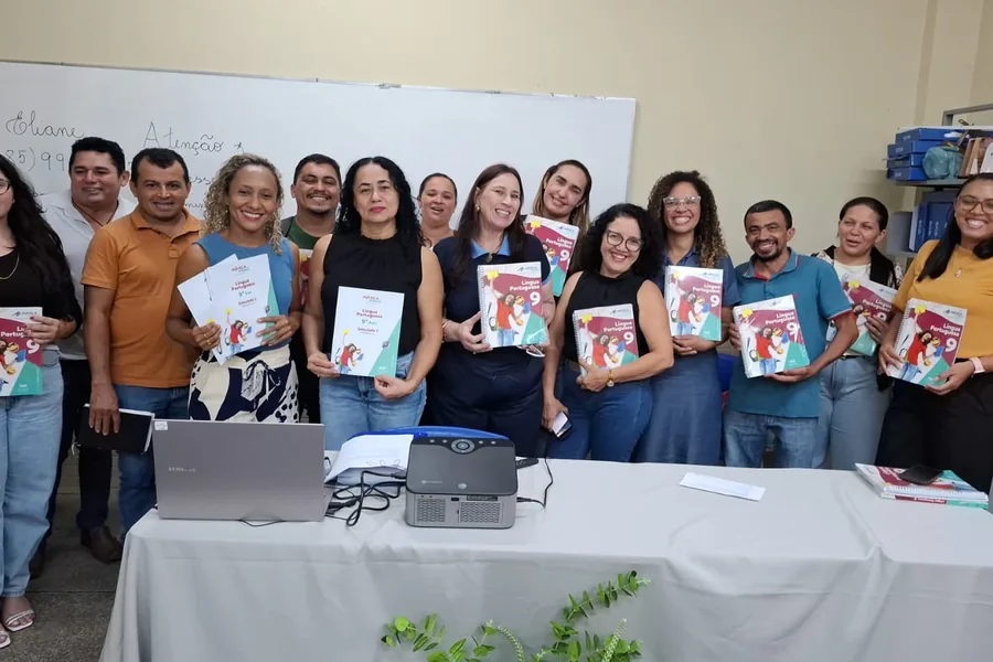 Educadores de Barra do Corda (MA) com os livros da Scarpa Editora