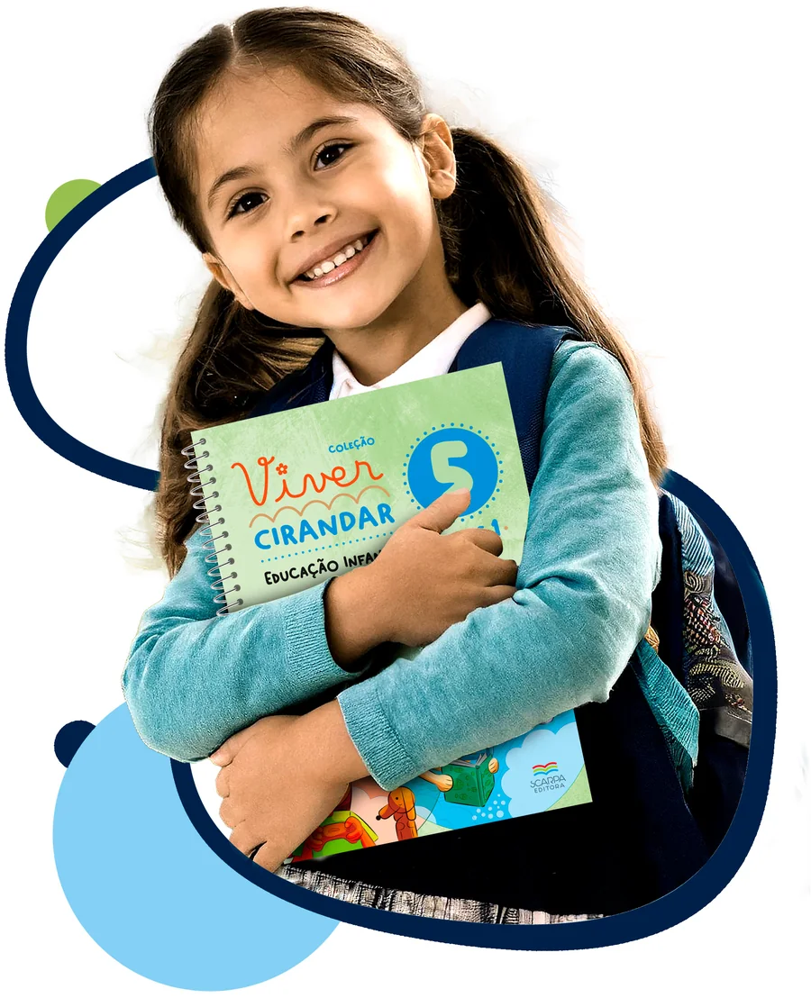 Menina sorrindo, abraçada a um livro da Coleção Viver Cirandar